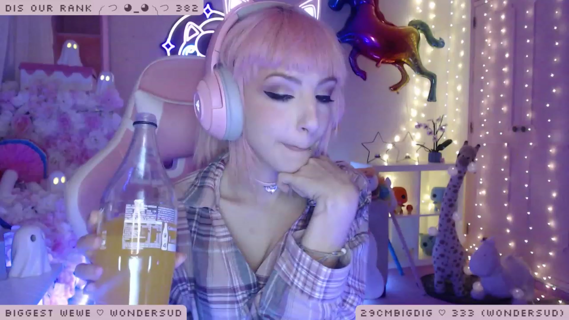 Gallery image thumbnail from WonderAna's myfreecams stream on, 01/08/2023, 04:01 image 4 of 20