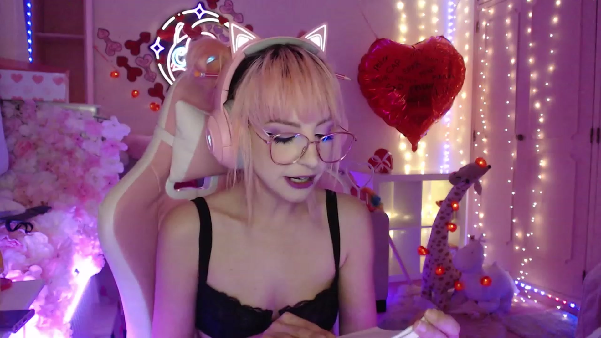 Gallery image thumbnail from WonderAna's myfreecams stream on, 02/06/2023, 02:09 image 9 of 20