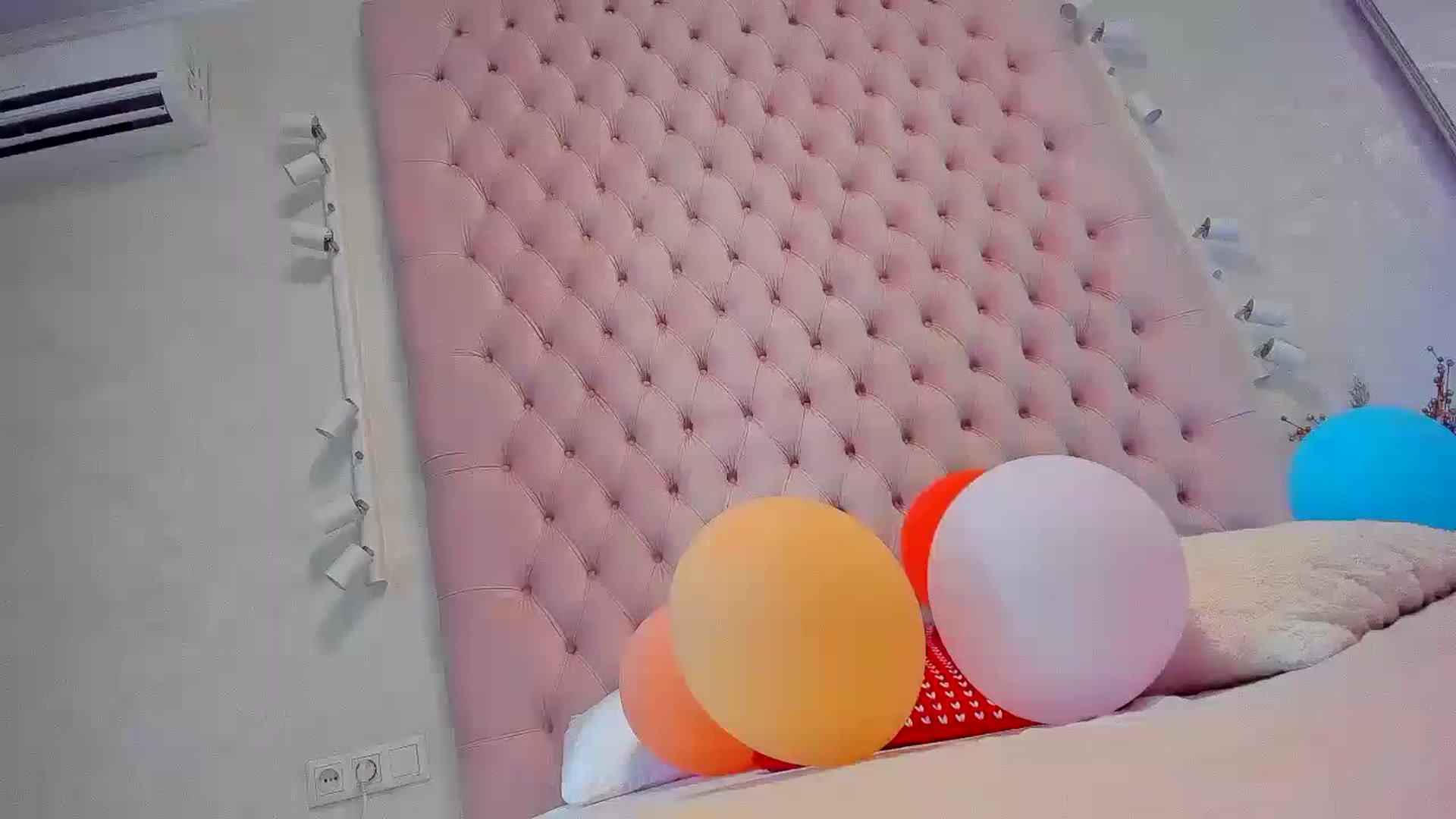 Gallery image thumbnail from WonderKris_'s myfreecams stream on, 06/27/2024, 06:32 image 14 of 20