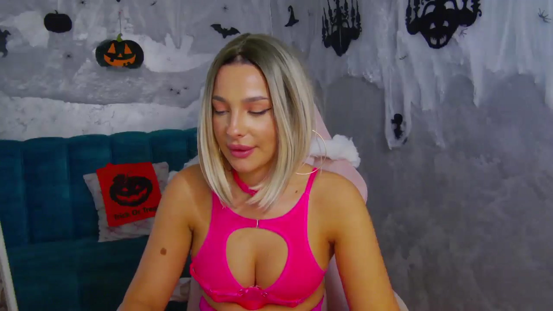 Gallery image thumbnail from WonderWomann's myfreecams stream on, 10/31/2025, 19:39 image 9 of 20