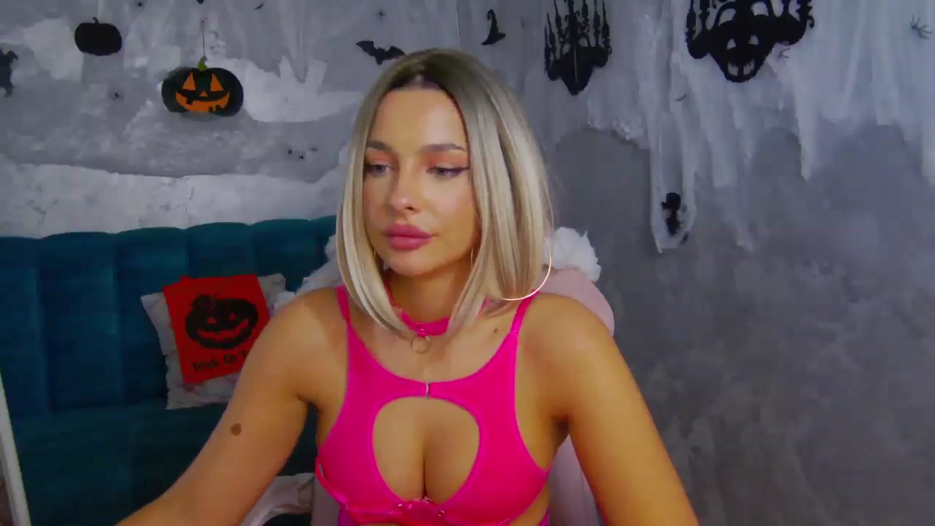 Gallery image thumbnail from WonderWomann's myfreecams stream on, 10/31/2025, 19:39 image 17 of 20