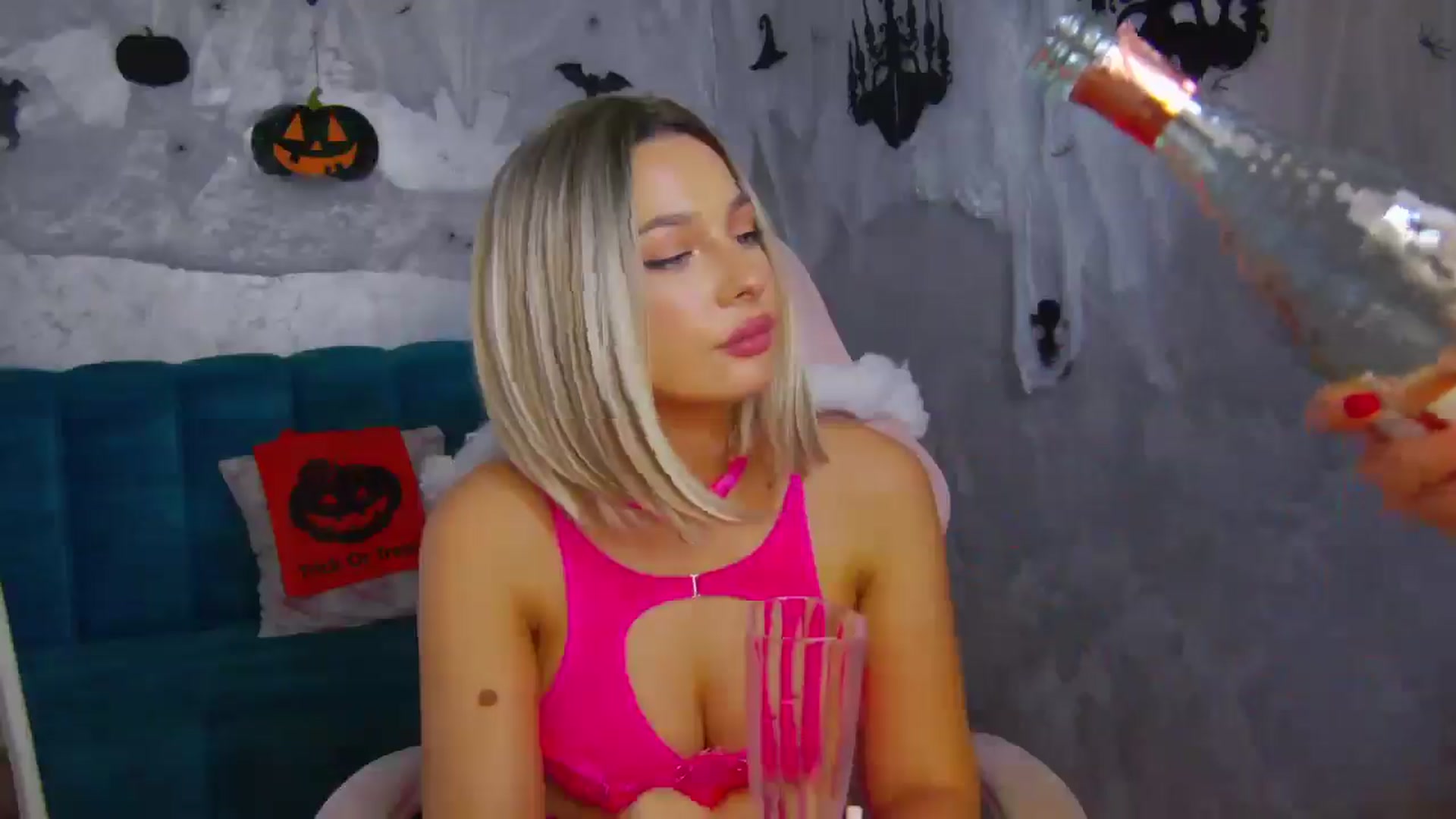 Gallery image thumbnail from WonderWomann's myfreecams stream on, 10/31/2025, 19:39 image 6 of 20