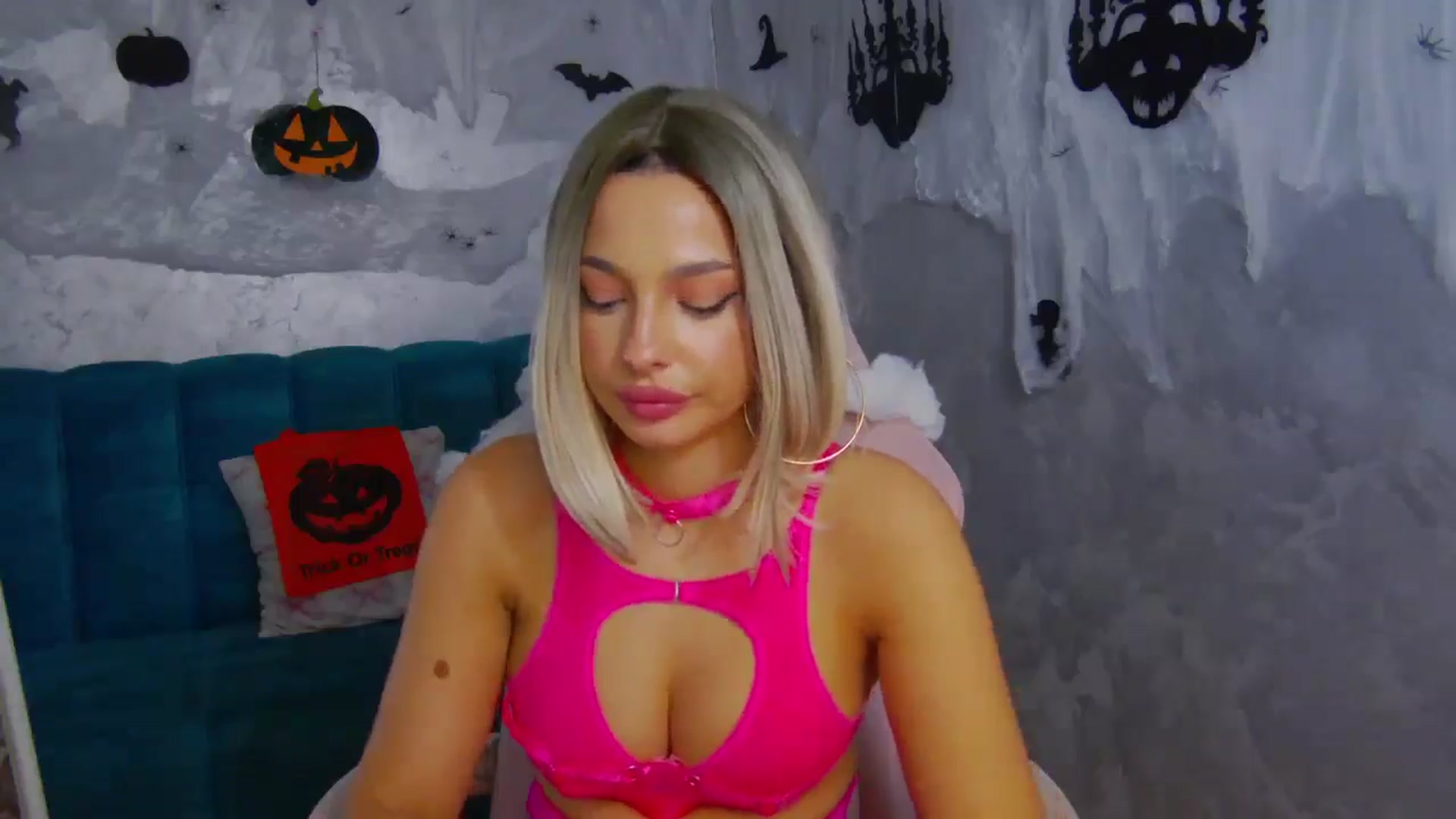 Gallery image thumbnail from WonderWomann's myfreecams stream on, 10/31/2025, 19:39 image 19 of 20