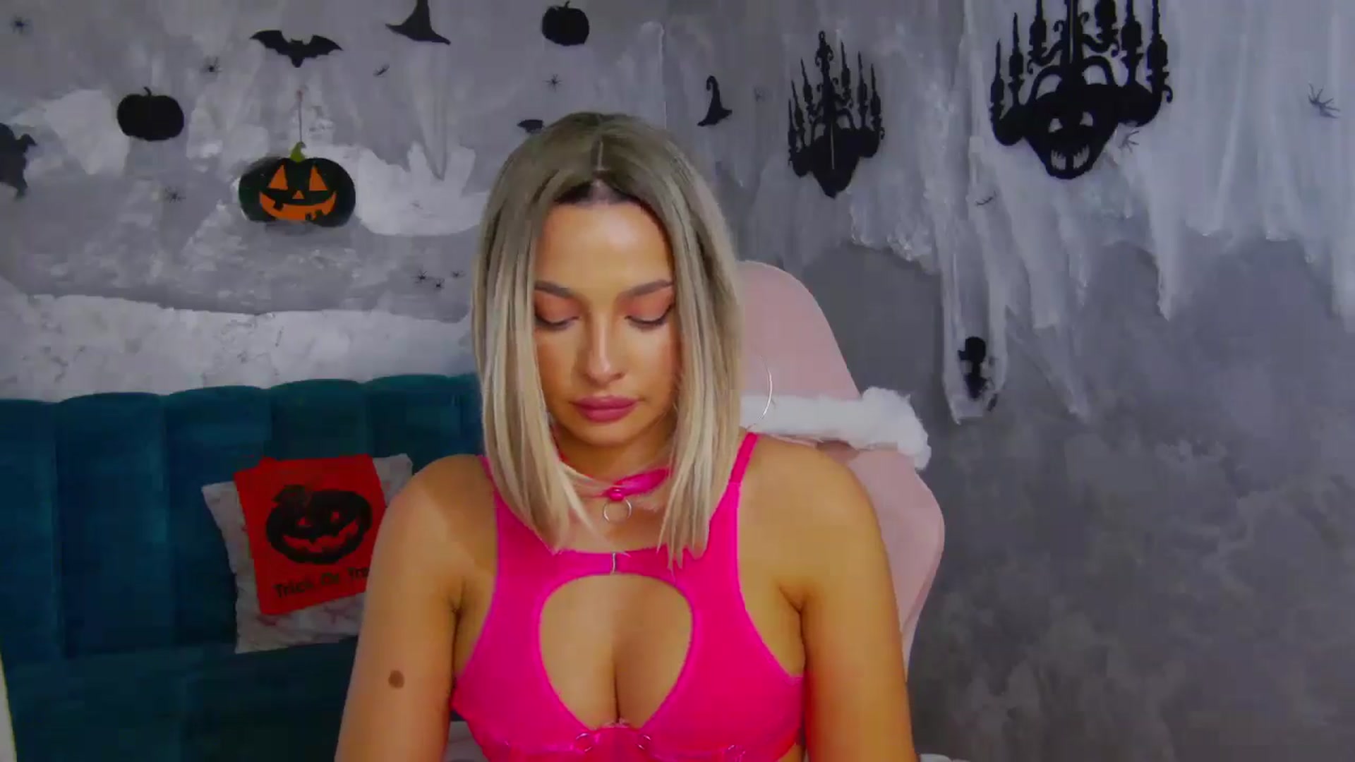 Gallery image thumbnail from WonderWomann's myfreecams stream on, 10/31/2025, 19:39 image 2 of 20