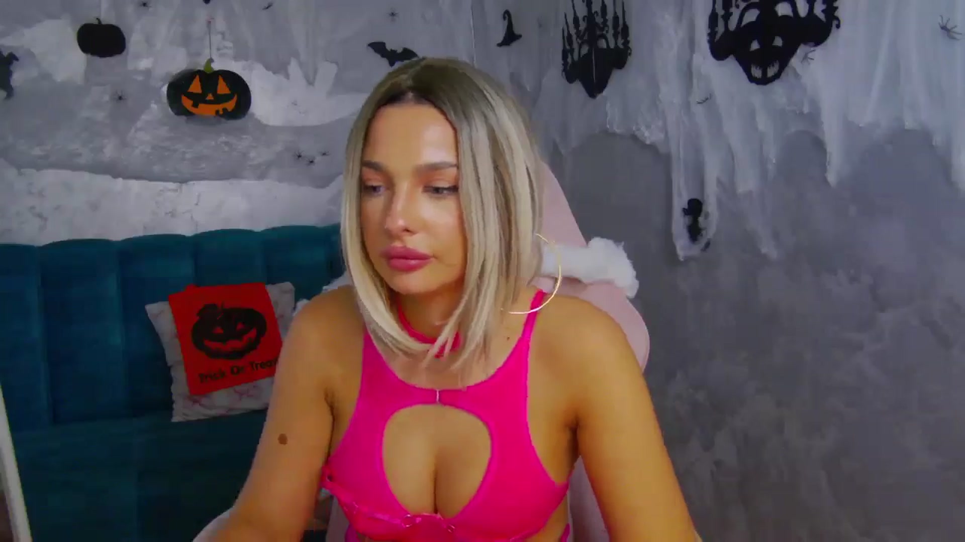 Gallery image thumbnail from WonderWomann's myfreecams stream on, 10/31/2025, 20:12 image 16 of 20