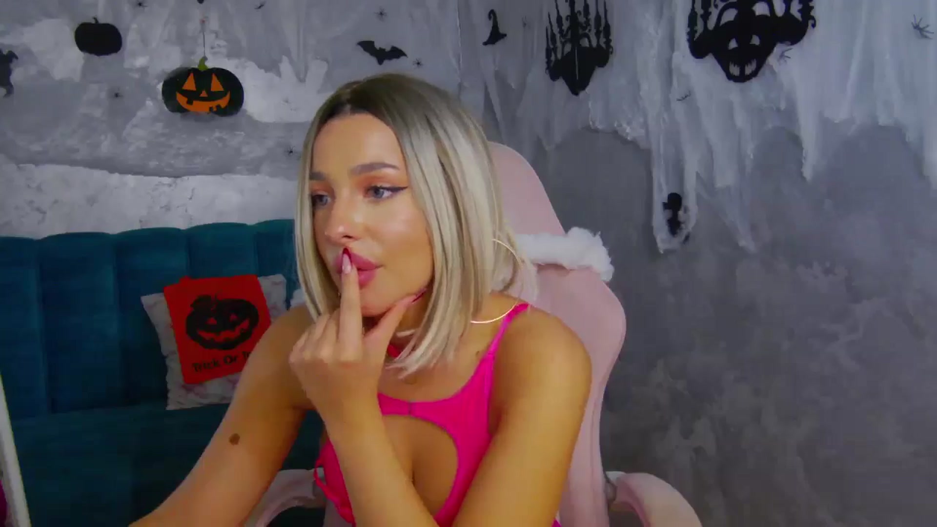 Gallery image thumbnail from WonderWomann's myfreecams stream on, 10/31/2025, 20:12 image 14 of 20