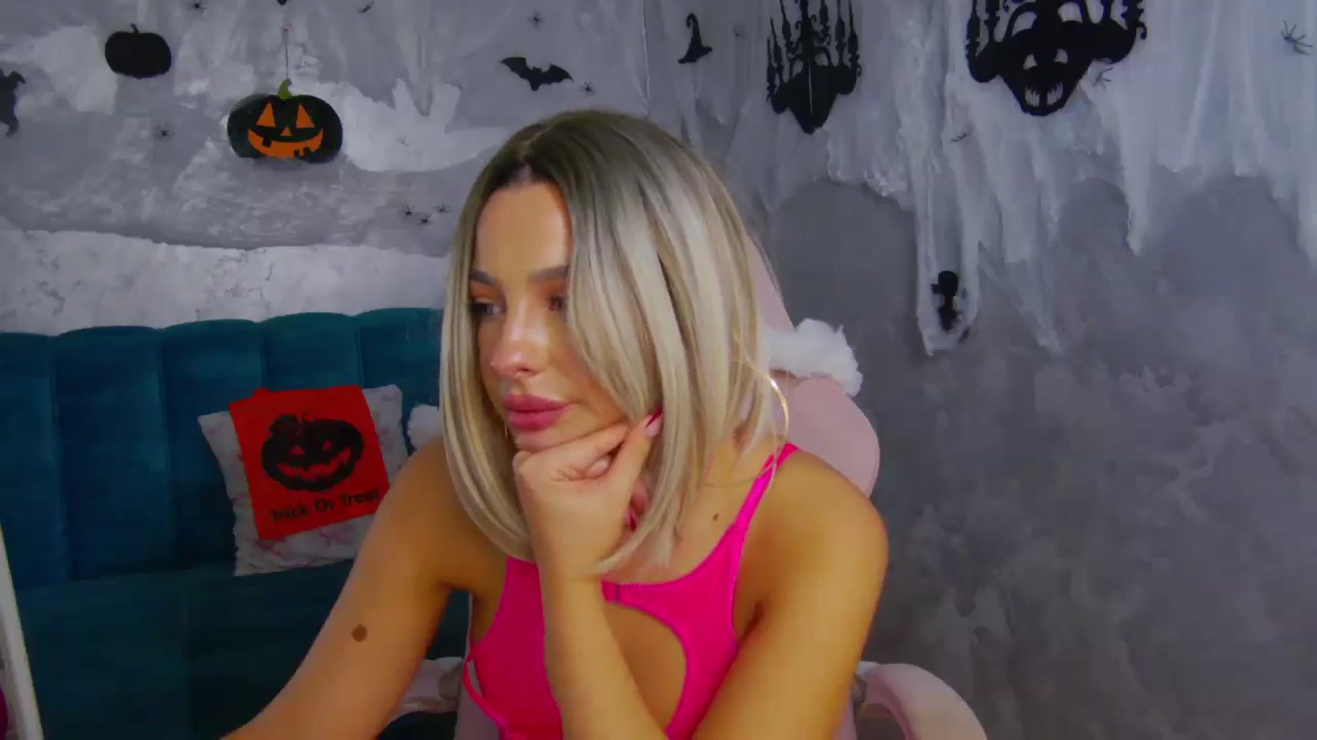 Gallery image thumbnail from WonderWomann's myfreecams stream on, 10/31/2025, 20:12 image 11 of 20