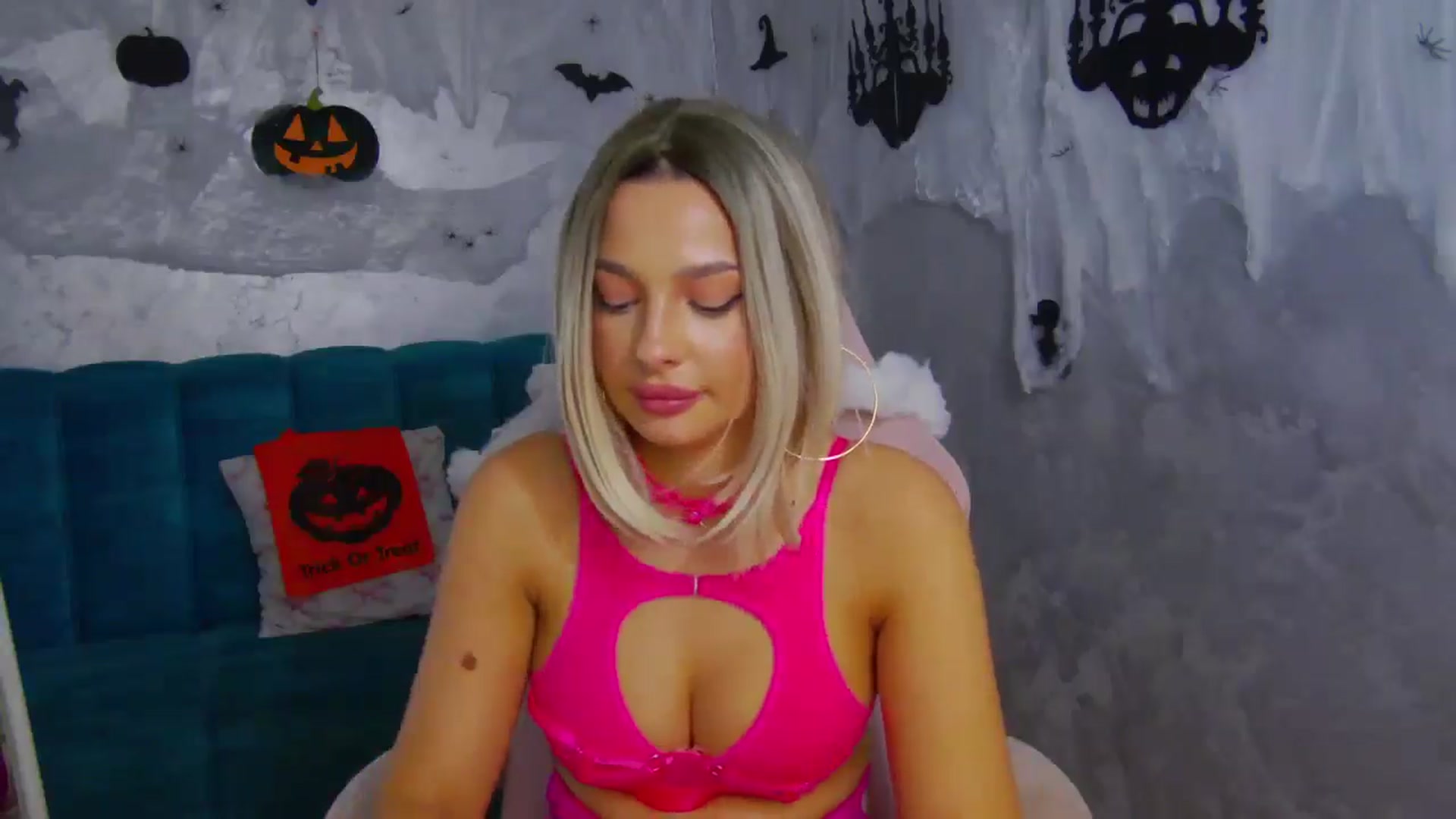Gallery image thumbnail from WonderWomann's myfreecams stream on, 10/31/2025, 20:12 image 8 of 20