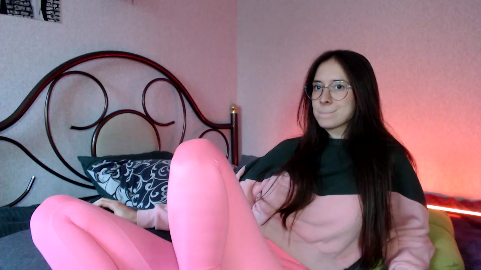 Gallery image thumbnail from Wow__kelly's myfreecams stream on, 10/12/2023, 14:31 image 17 of 20