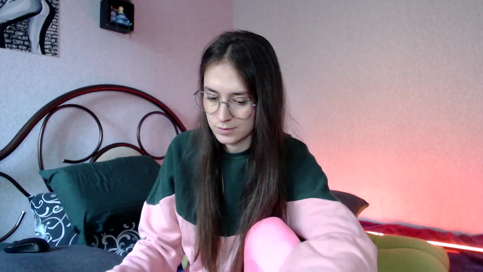 Gallery image thumbnail from Wow__kelly's myfreecams stream on, 10/12/2023, 14:31 image 10 of 20
