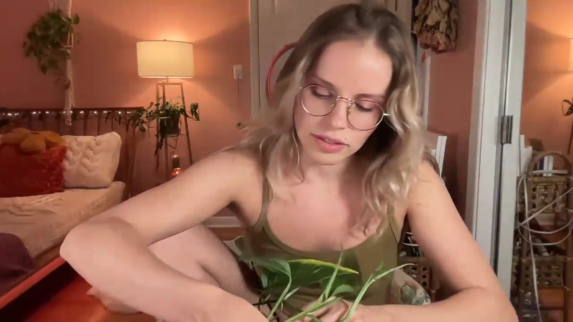 Gallery image thumbnail from XBobbiesWorld's myfreecams stream on, 12/02/2022, 04:51 image 18 of 20