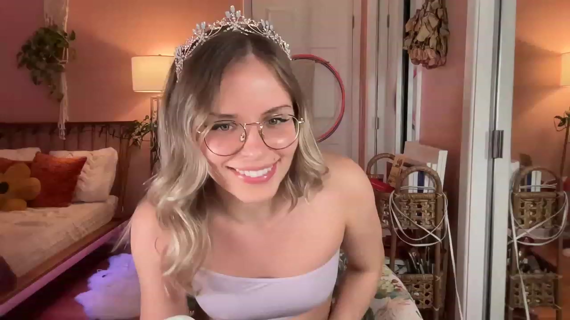 Gallery image thumbnail from XBobbiesWorld's myfreecams stream on, 12/05/2022, 04:32 image 16 of 20