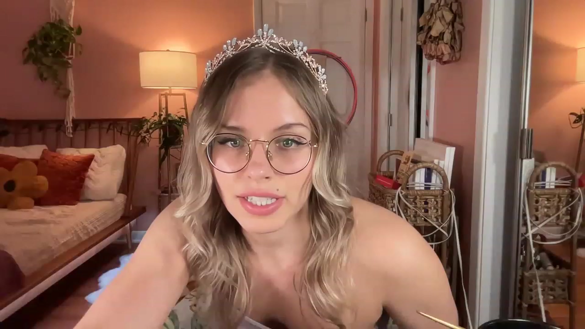 Gallery image thumbnail from XBobbiesWorld's myfreecams stream on, 12/05/2022, 04:32 image 3 of 20