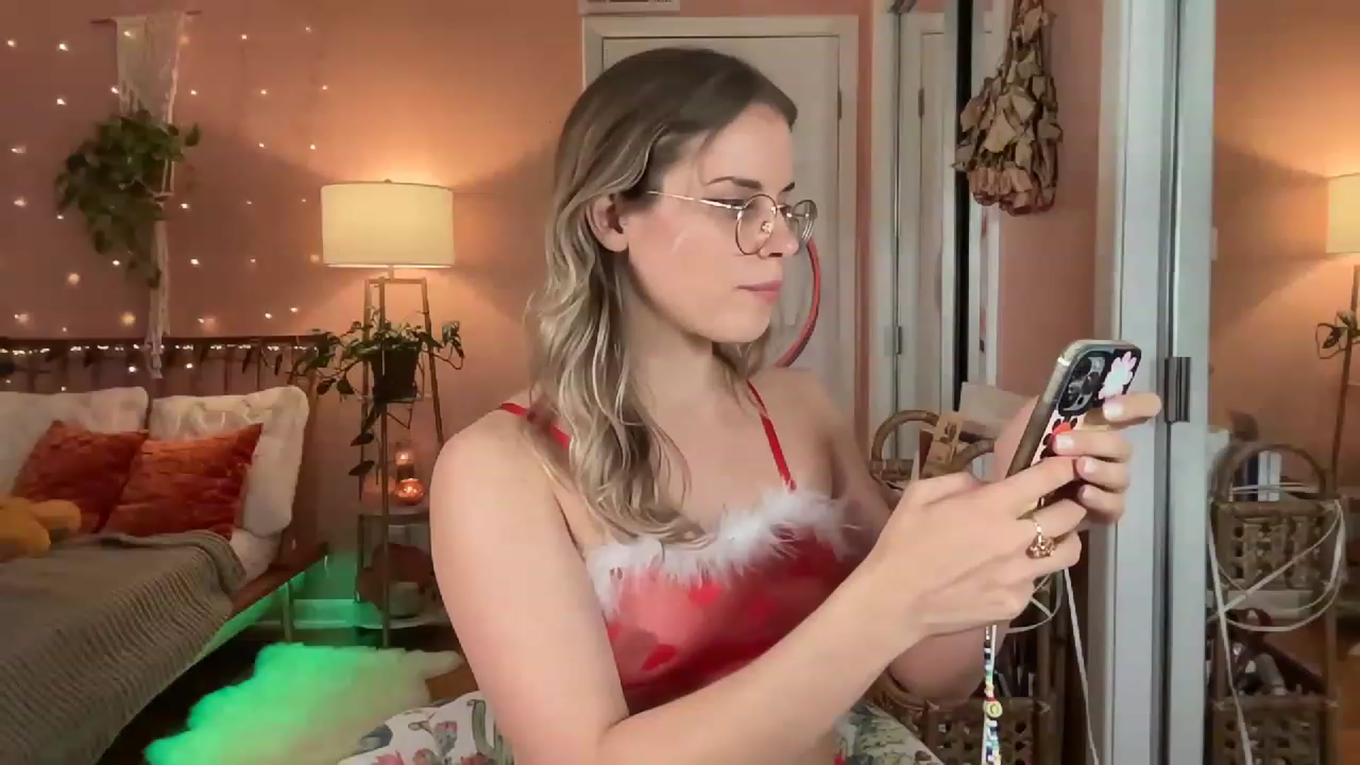 Gallery image thumbnail from XBobbiesWorld's myfreecams stream on, 12/07/2022, 03:58 image 1 of 20