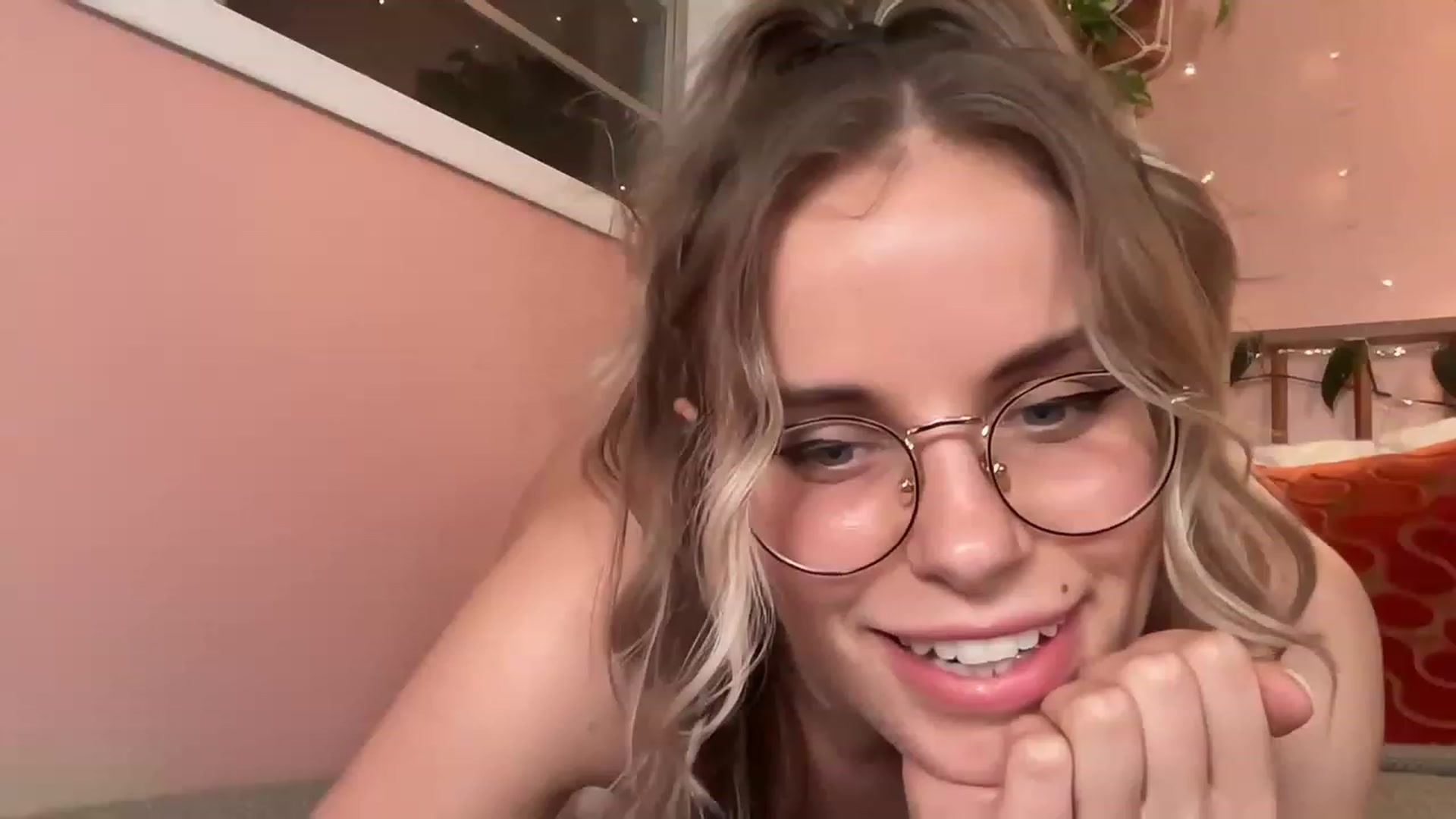 Gallery image thumbnail from XBobbiesWorld's myfreecams stream on, 12/07/2022, 05:04 image 12 of 20