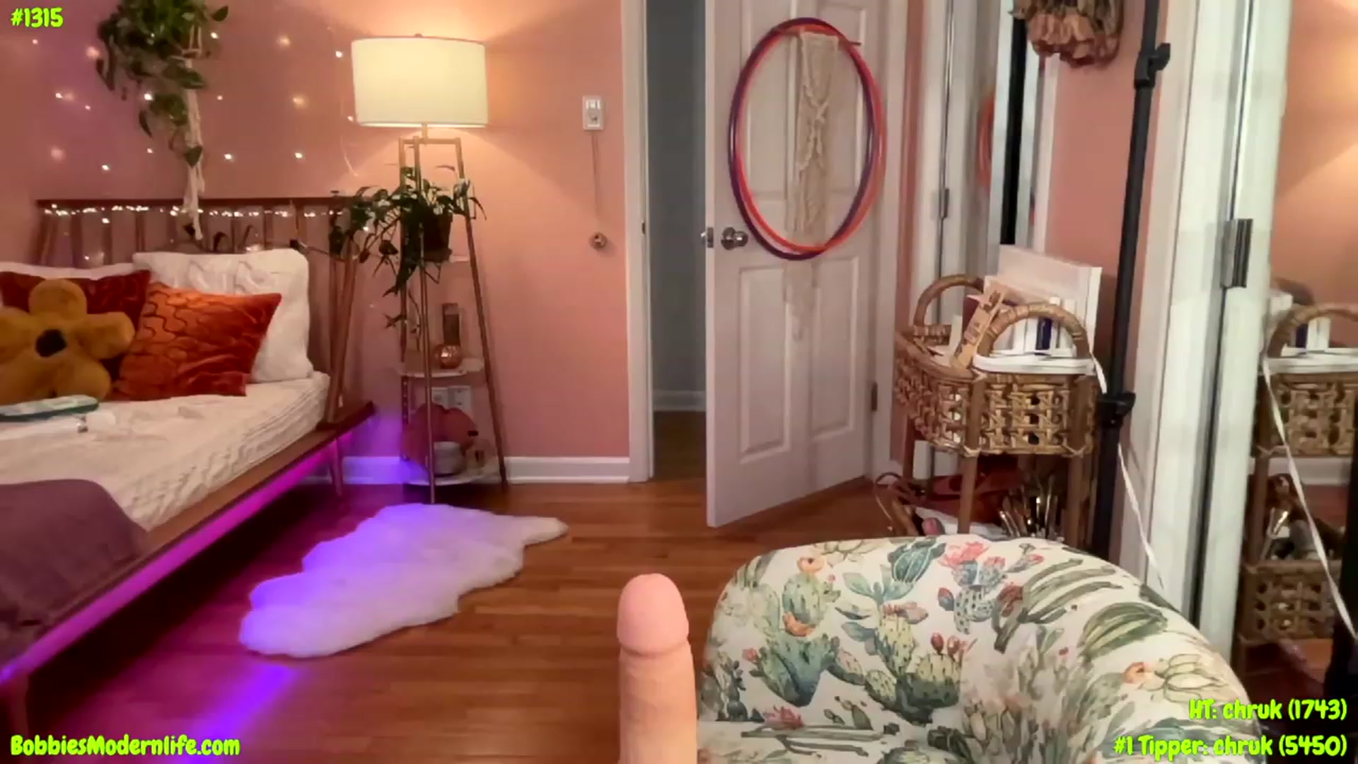 Gallery image thumbnail from XBobbiesWorld's myfreecams stream on, 12/13/2022, 04:52 image 8 of 20