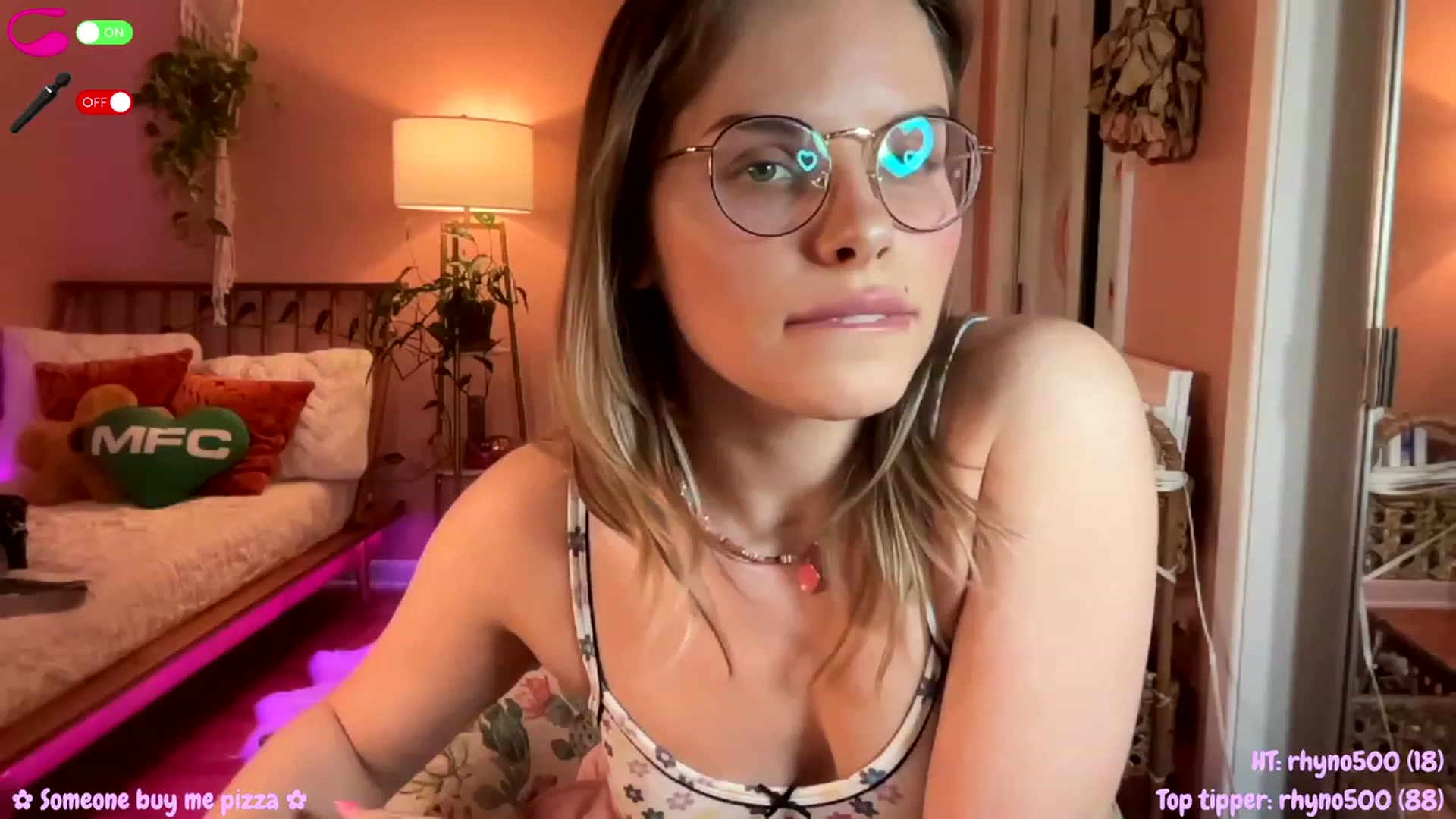 Gallery image thumbnail from XBobbiesWorld's myfreecams stream on, 02/03/2023, 24:46 image 12 of 20