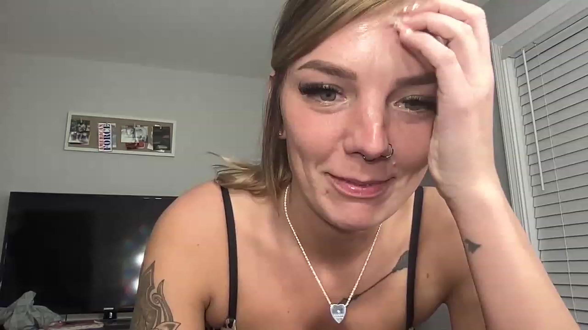 Gallery image thumbnail from XEllieraeX's myfreecams stream on, 12/22/2022, 04:55 image 1 of 20