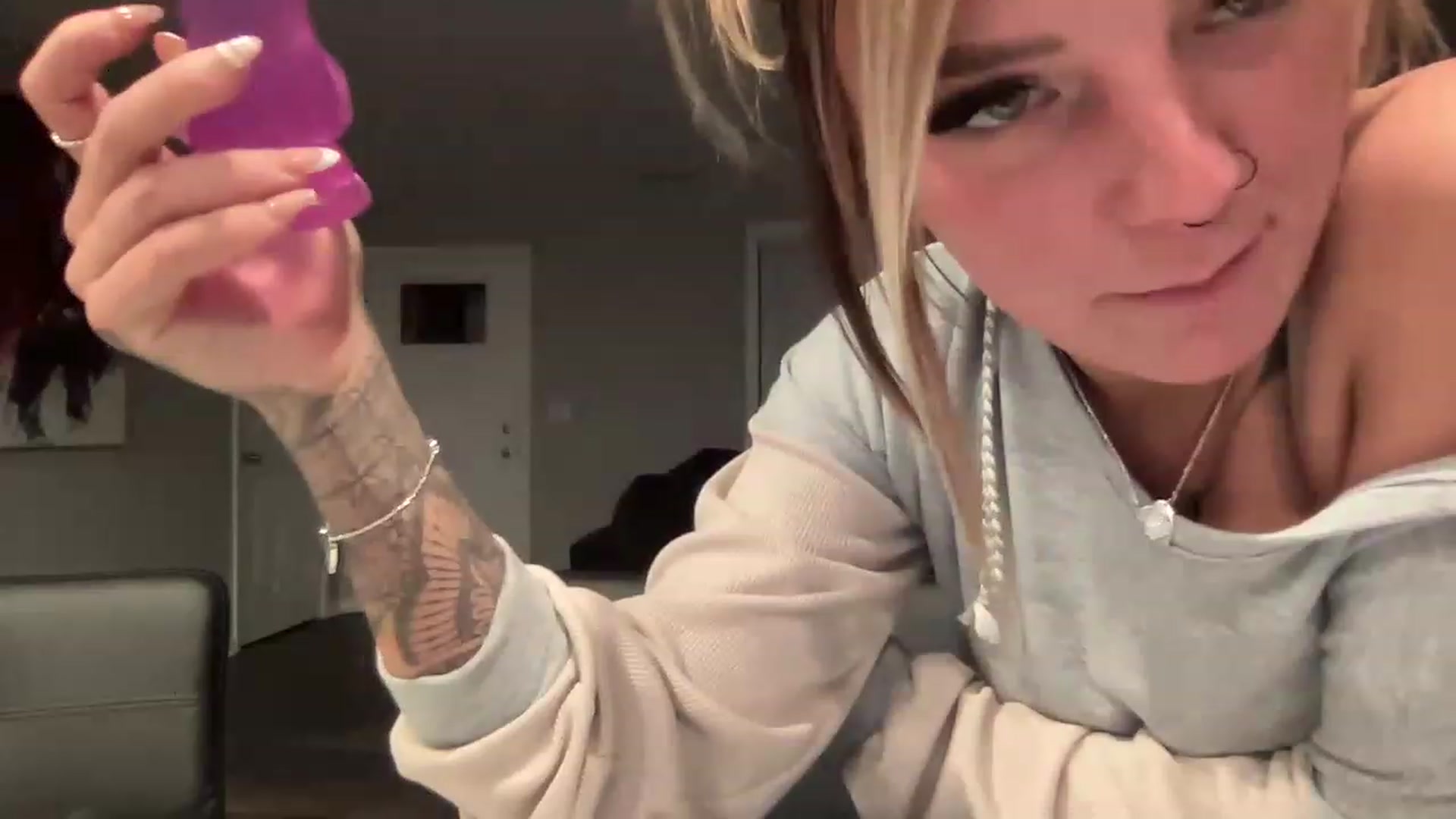 Gallery image thumbnail from XEllieraeX's myfreecams stream on, 12/24/2022, 05:09 image 13 of 20