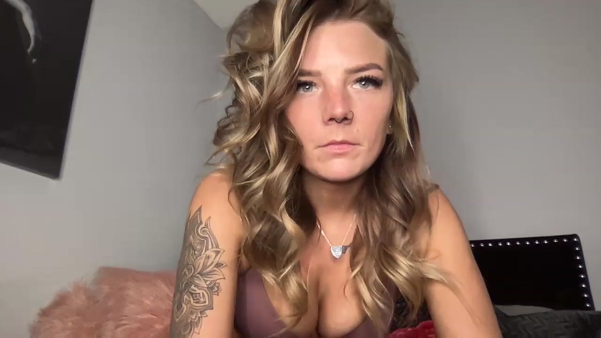 Gallery image thumbnail from XEllieraeX's myfreecams stream on, 12/26/2022, 21:43 image 8 of 20