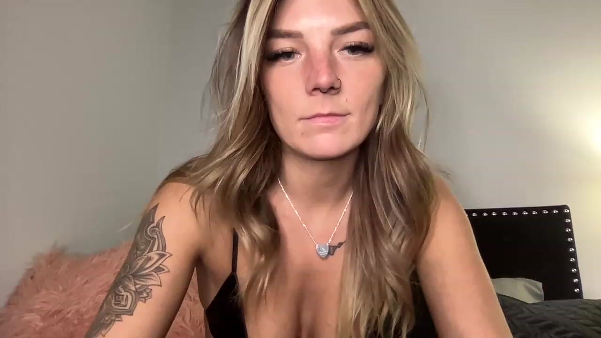 Gallery image thumbnail from XEllieraeX's myfreecams stream on, 12/27/2022, 03:59 image 7 of 20