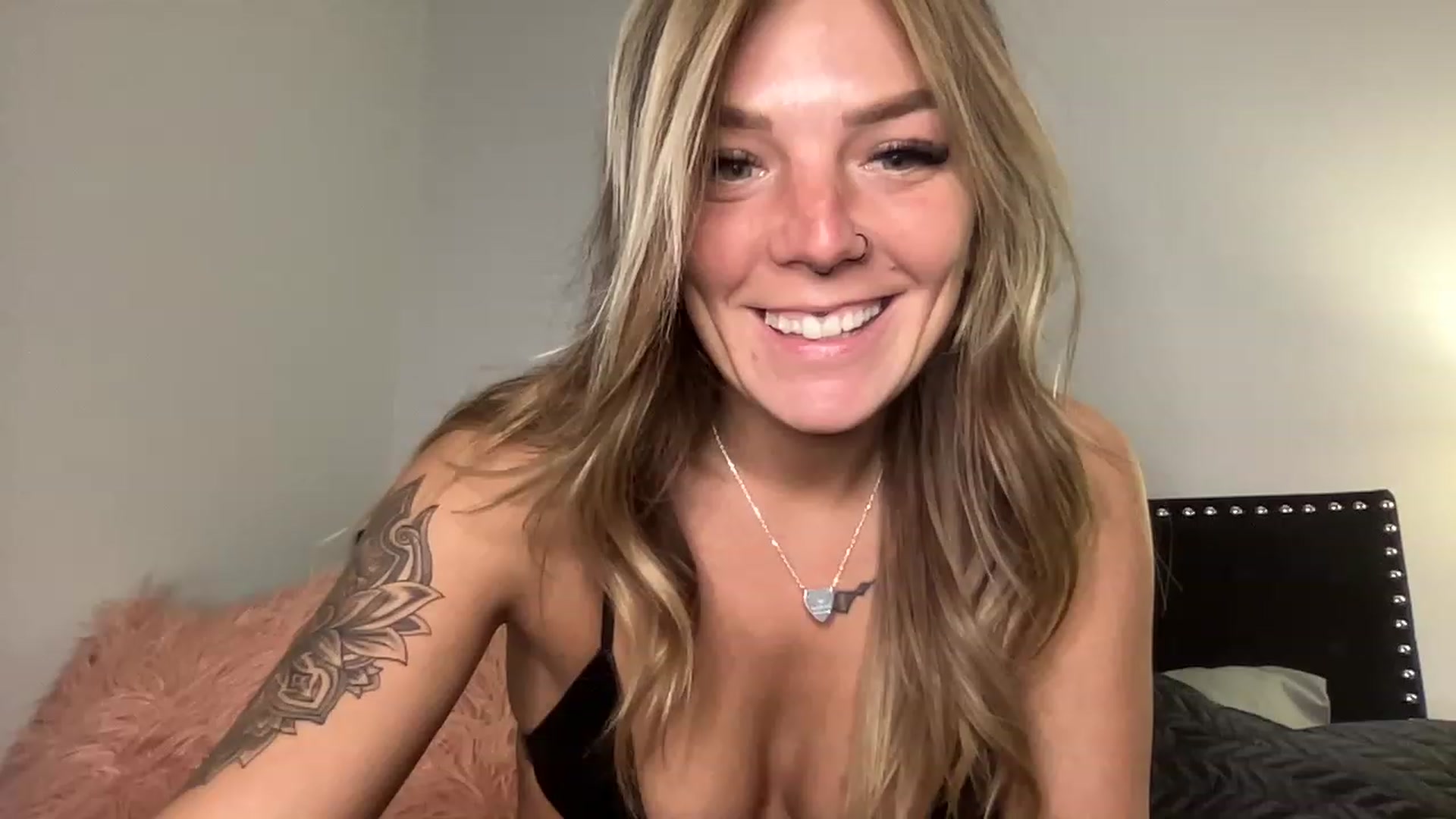 Gallery image thumbnail from XEllieraeX's myfreecams stream on, 12/27/2022, 03:59 image 6 of 20