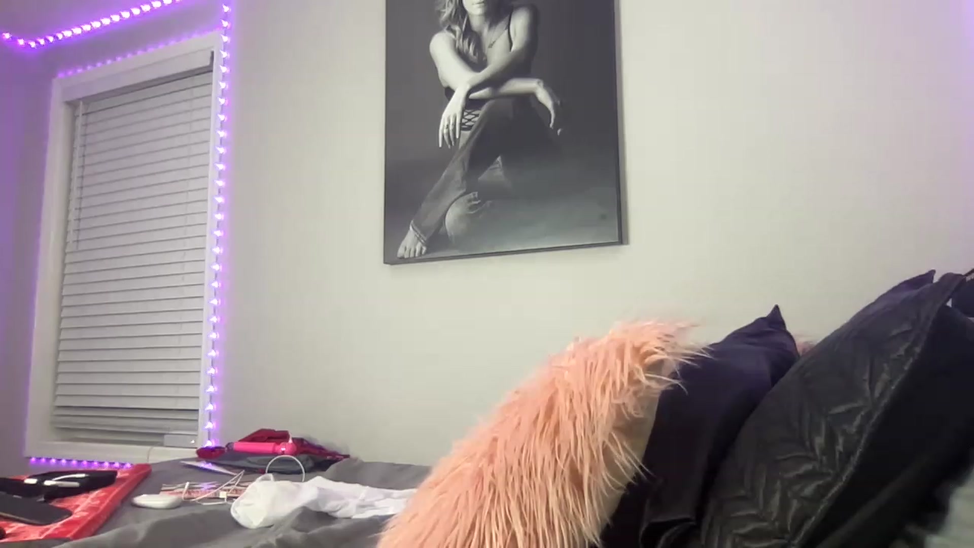 Gallery image thumbnail from XEllieraeX's myfreecams stream on, 01/12/2023, 04:02 image 1 of 20