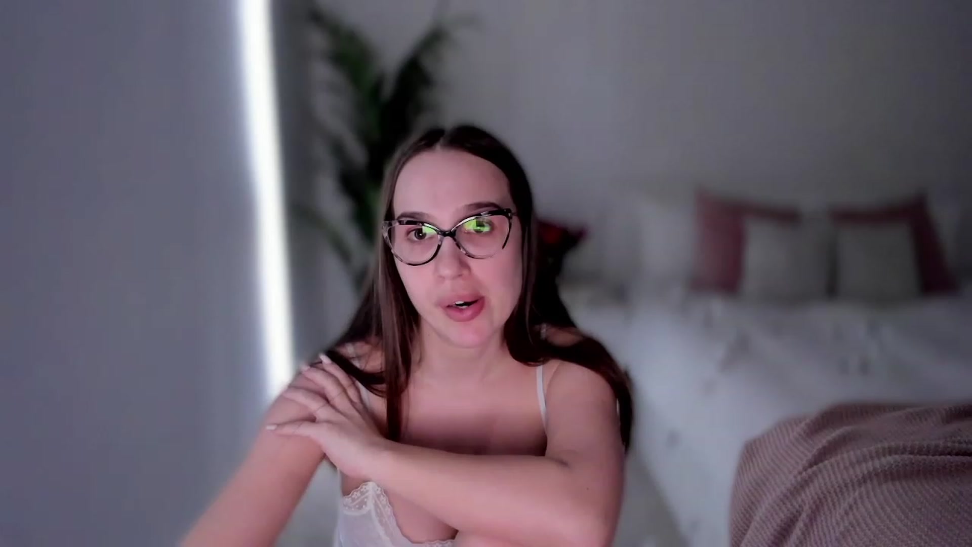 Gallery image thumbnail from XMirrabbellaX's myfreecams stream on, 04/21/2023, 17:17 image 14 of 20