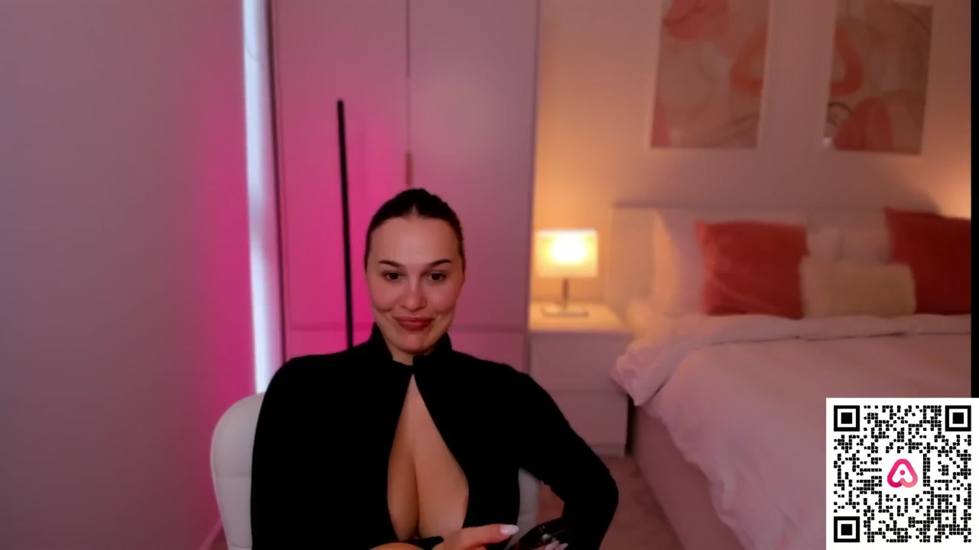 Gallery image thumbnail from XMirrabbellaX's myfreecams stream on, 10/14/2024, 13:20 image 18 of 20