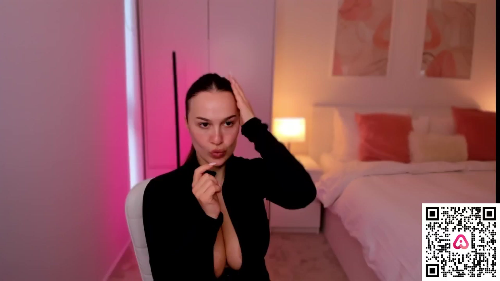 Gallery image thumbnail from XMirrabbellaX's myfreecams stream on, 10/14/2024, 13:20 image 7 of 20