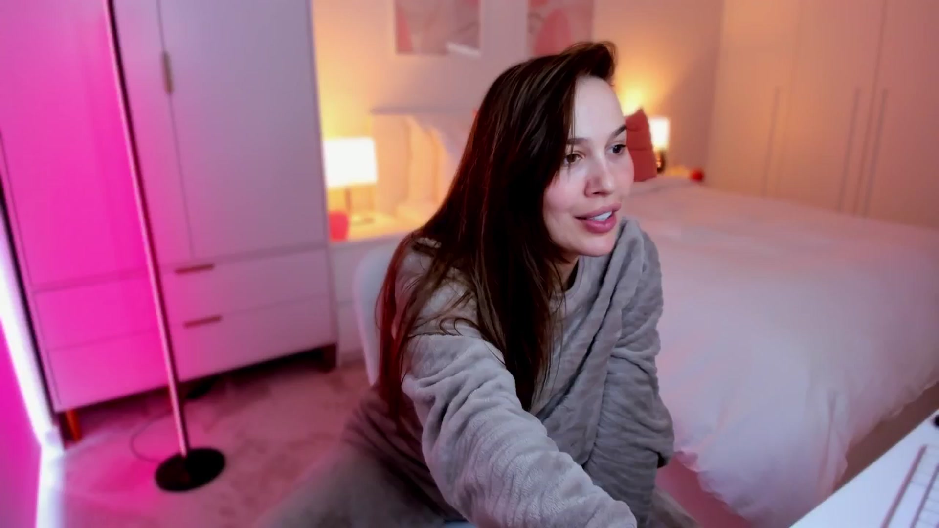 Gallery image thumbnail from XMirrabbellaX's myfreecams stream on, 10/22/2024, 13:16 image 6 of 20