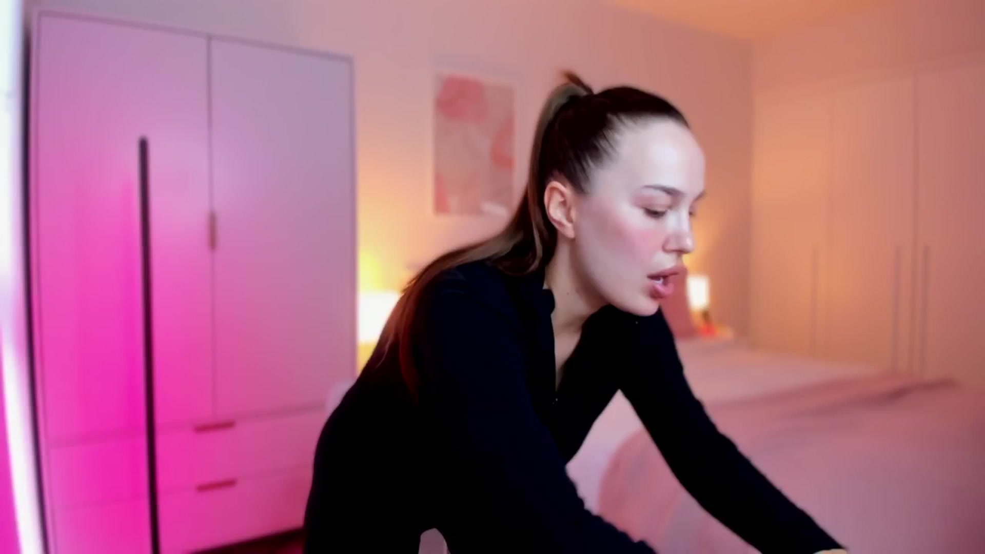 Gallery image thumbnail from XMirrabbellaX's myfreecams stream on, 10/25/2024, 10:46 image 9 of 20