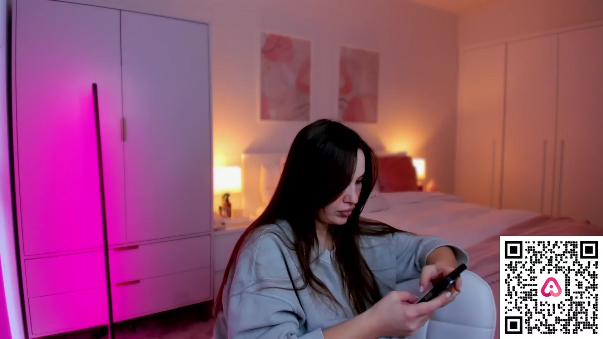 Gallery image thumbnail from XMirrabbellaX's myfreecams stream on, 12/20/2024, 14:16 image 5 of 20