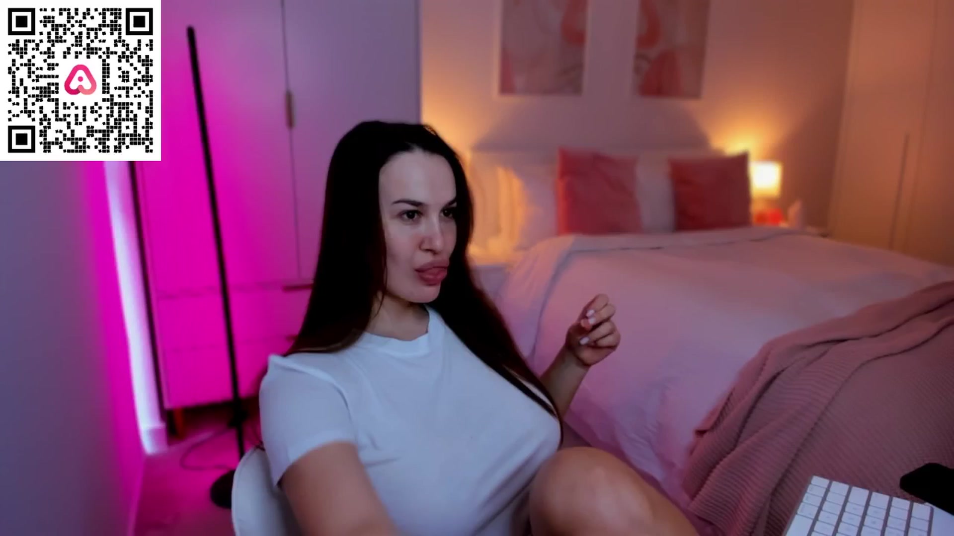 Gallery image thumbnail from XMirrabbellaX's myfreecams stream on, 01/24/2025, 14:13 image 5 of 20