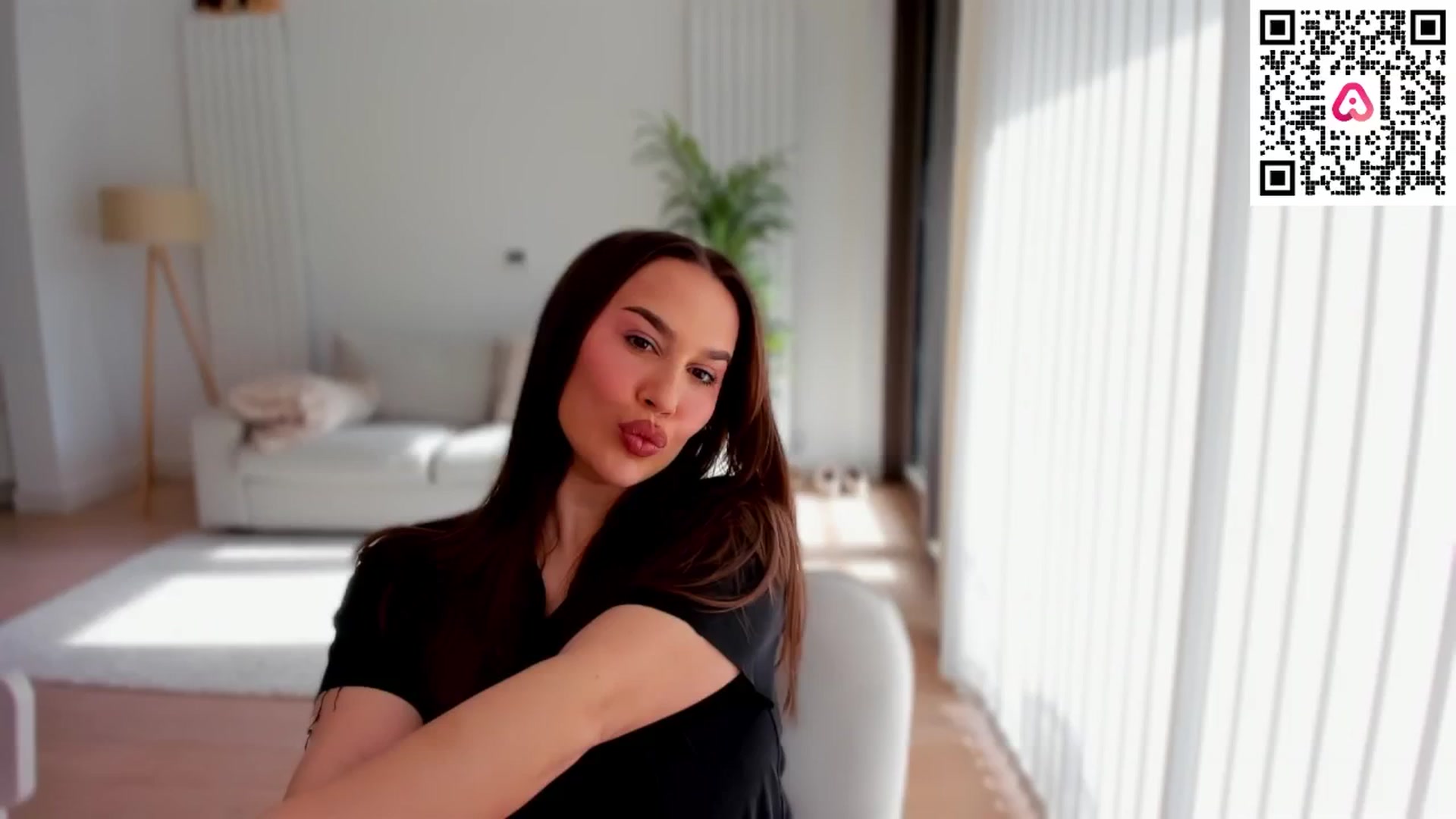 Gallery image thumbnail from XMirrabbellaX's myfreecams stream on, 02/21/2025, 14:09 image 2 of 20