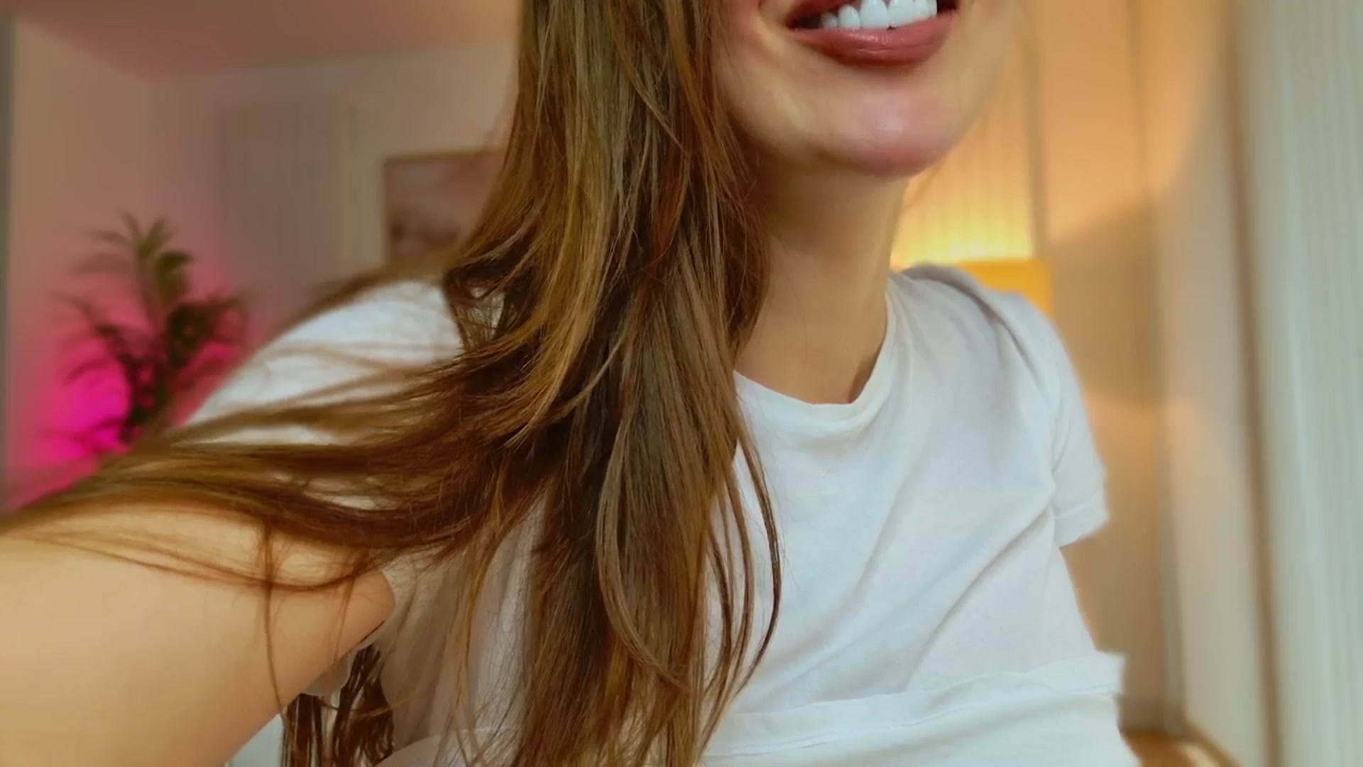 Gallery image thumbnail from XMirrabbellaX's myfreecams stream on, 12/09/2025, 13:19 image 20 of 20