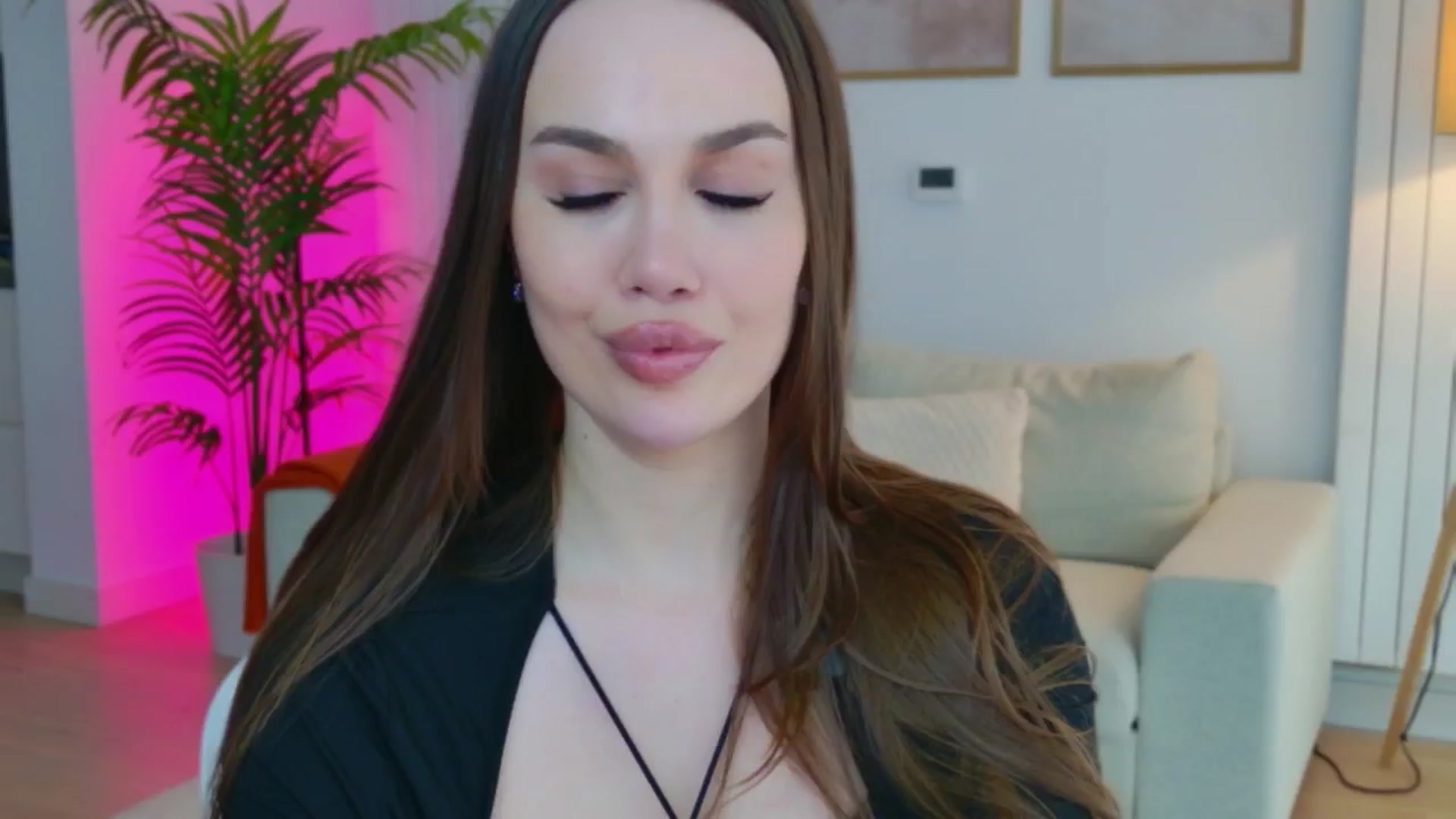 Gallery image thumbnail from XMirrabbellaX's myfreecams stream on, 03/23/2026, 17:03 image 17 of 20