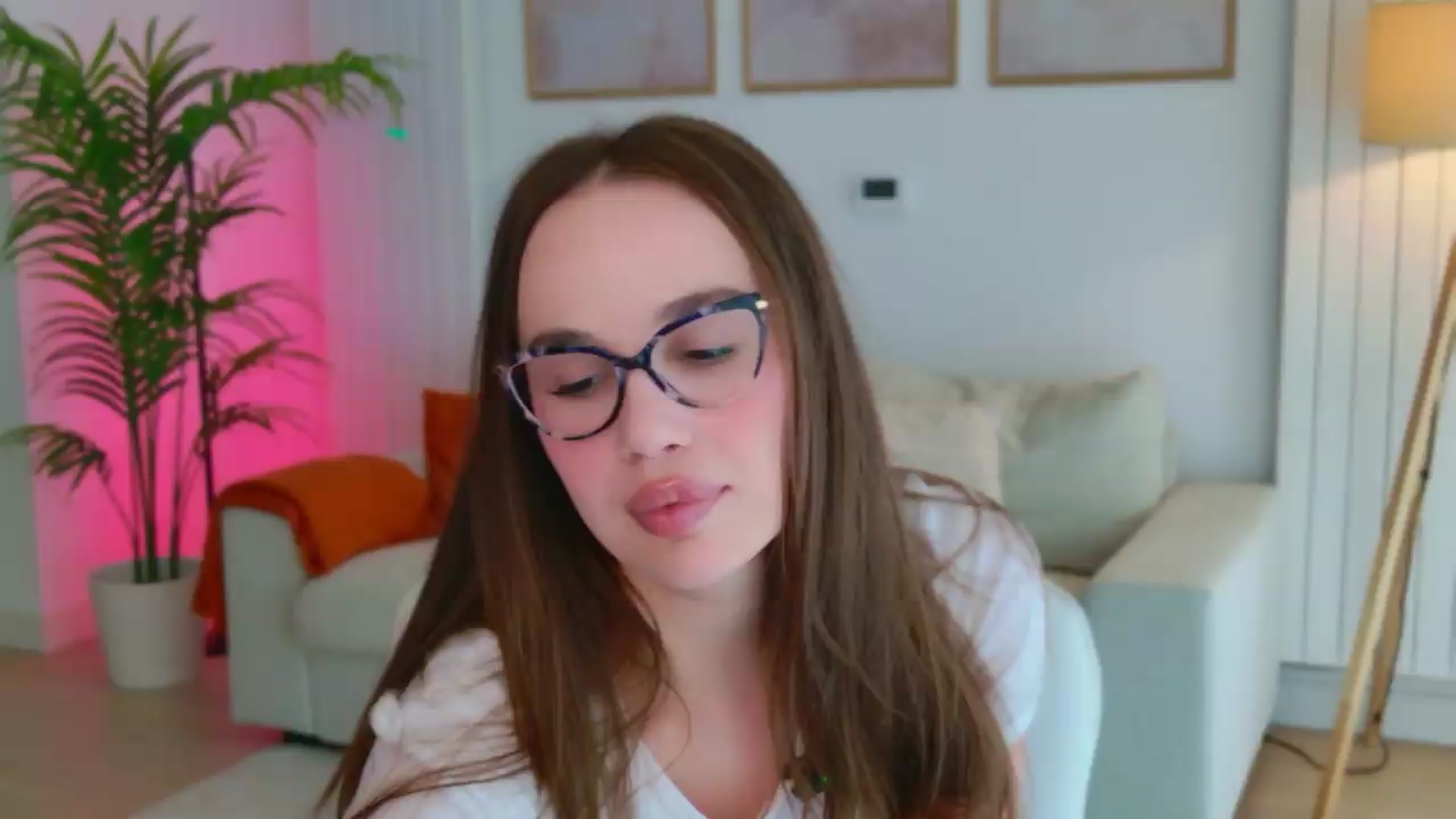 Gallery image thumbnail from XMirrabbellaX's myfreecams stream on, 05/13/2026, 14:02 image 16 of 20