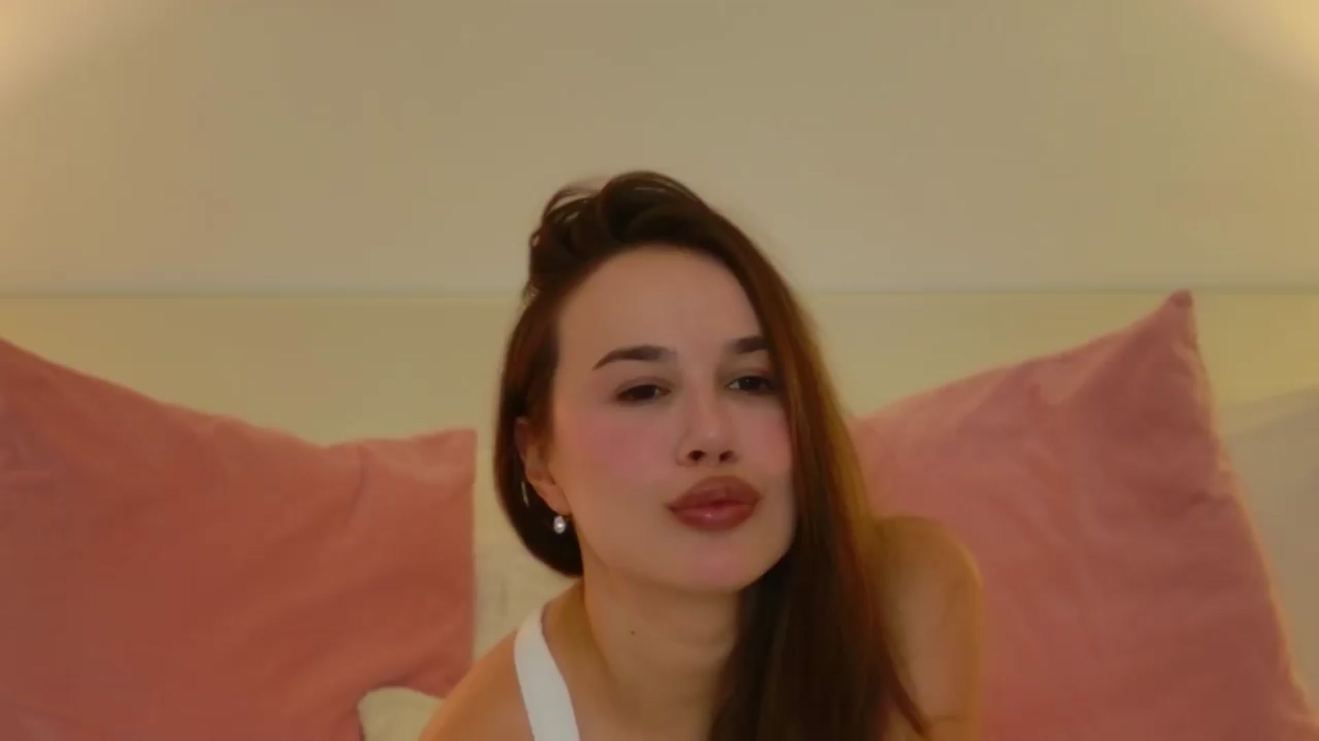 Gallery image thumbnail from XMirrabbellaX's myfreecams stream on, 06/13/2026, 14:06 image 4 of 20