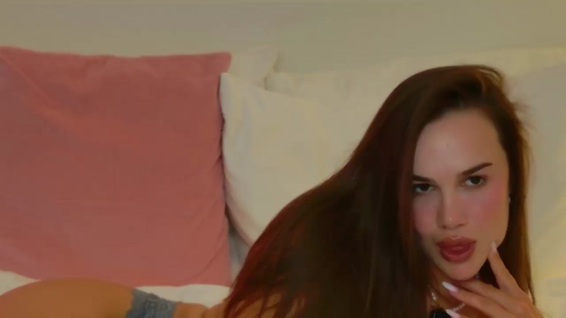 Gallery image thumbnail from XMirrabbellaX's myfreecams stream on, 06/15/2026, 16:10 image 20 of 20
