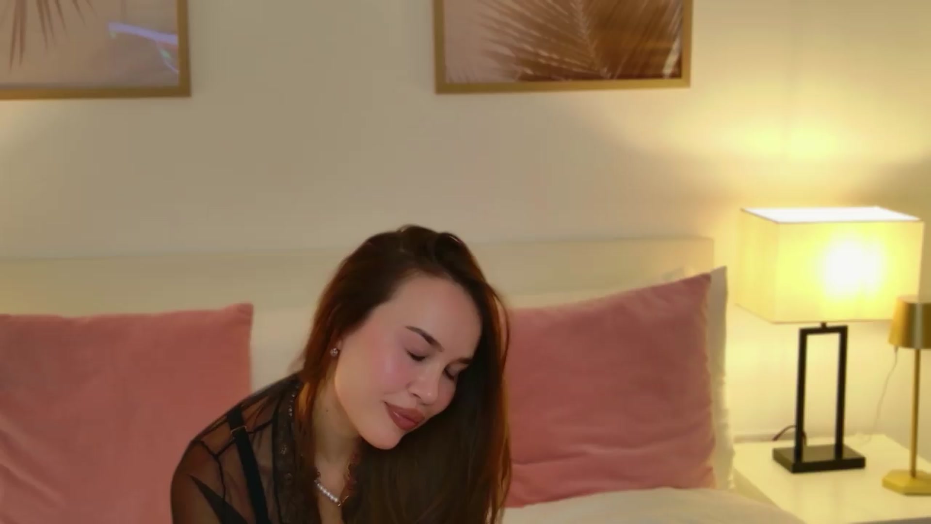 Gallery image thumbnail from XMirrabbellaX's myfreecams stream on, 06/19/2026, 13:38 image 11 of 20