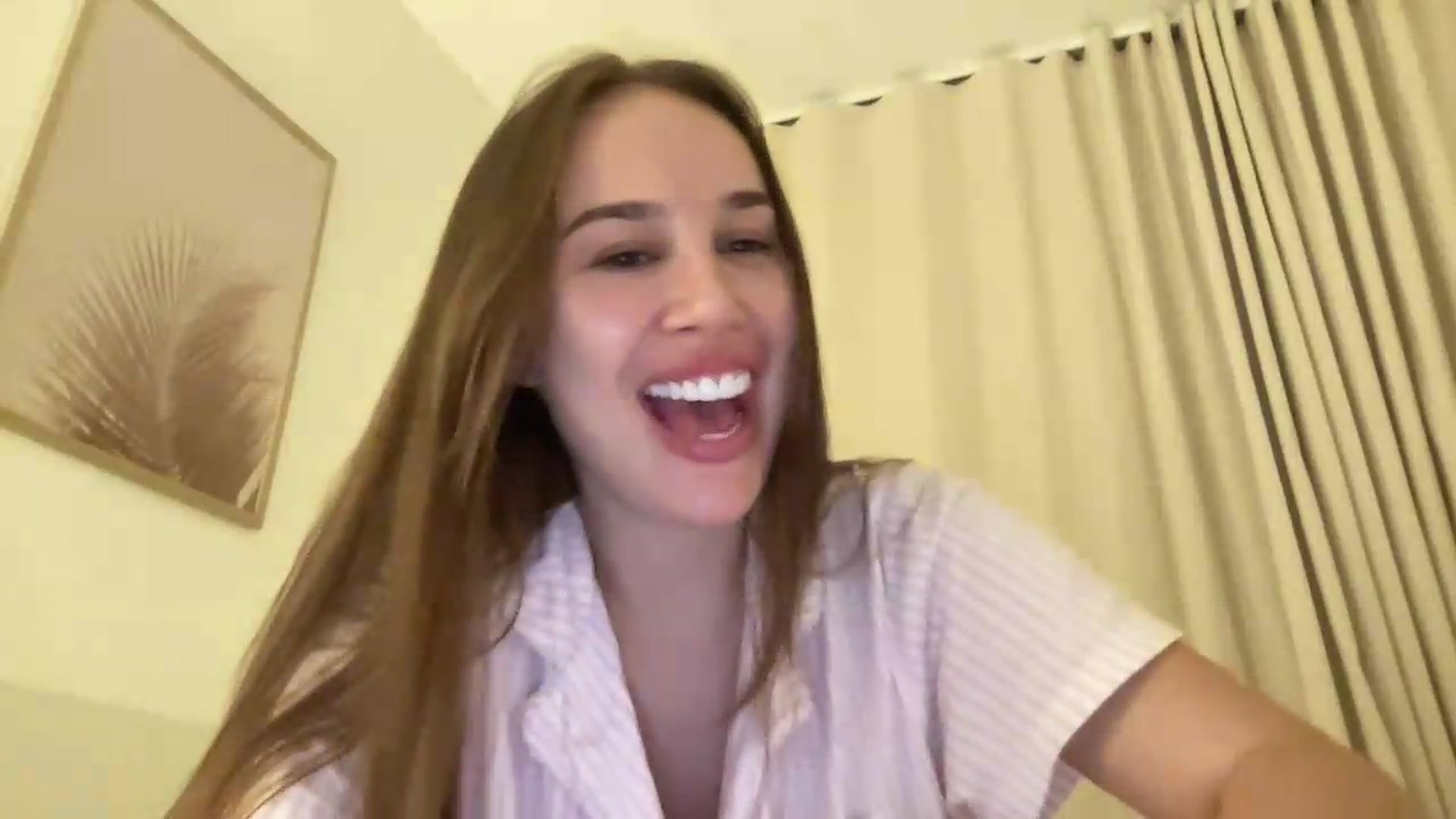 Gallery image thumbnail from XMirrabbellaX's myfreecams stream on, 08/17/2026, 23:20 image 15 of 20