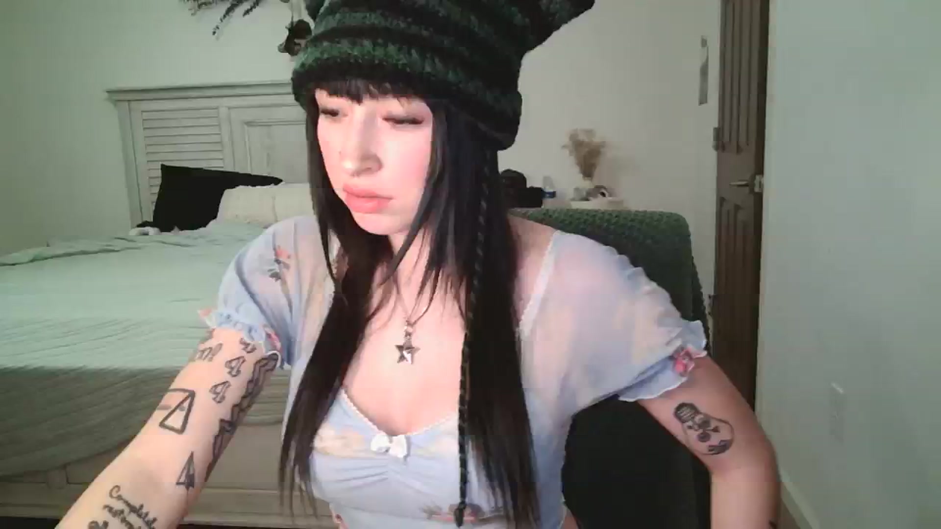 Gallery image thumbnail from XOSLEEPY's myfreecams stream on, 04/05/2024, 18:56 image 10 of 20
