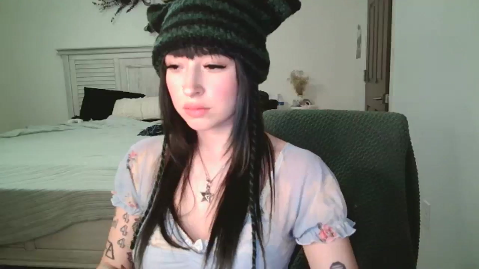 Gallery image thumbnail from XOSLEEPY's myfreecams stream on, 04/05/2024, 18:56 image 17 of 20