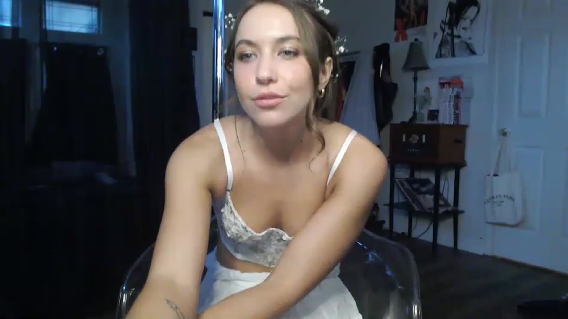 Gallery image thumbnail from XXViolett's myfreecams stream on, 01/03/2023, 21:58 image 5 of 20