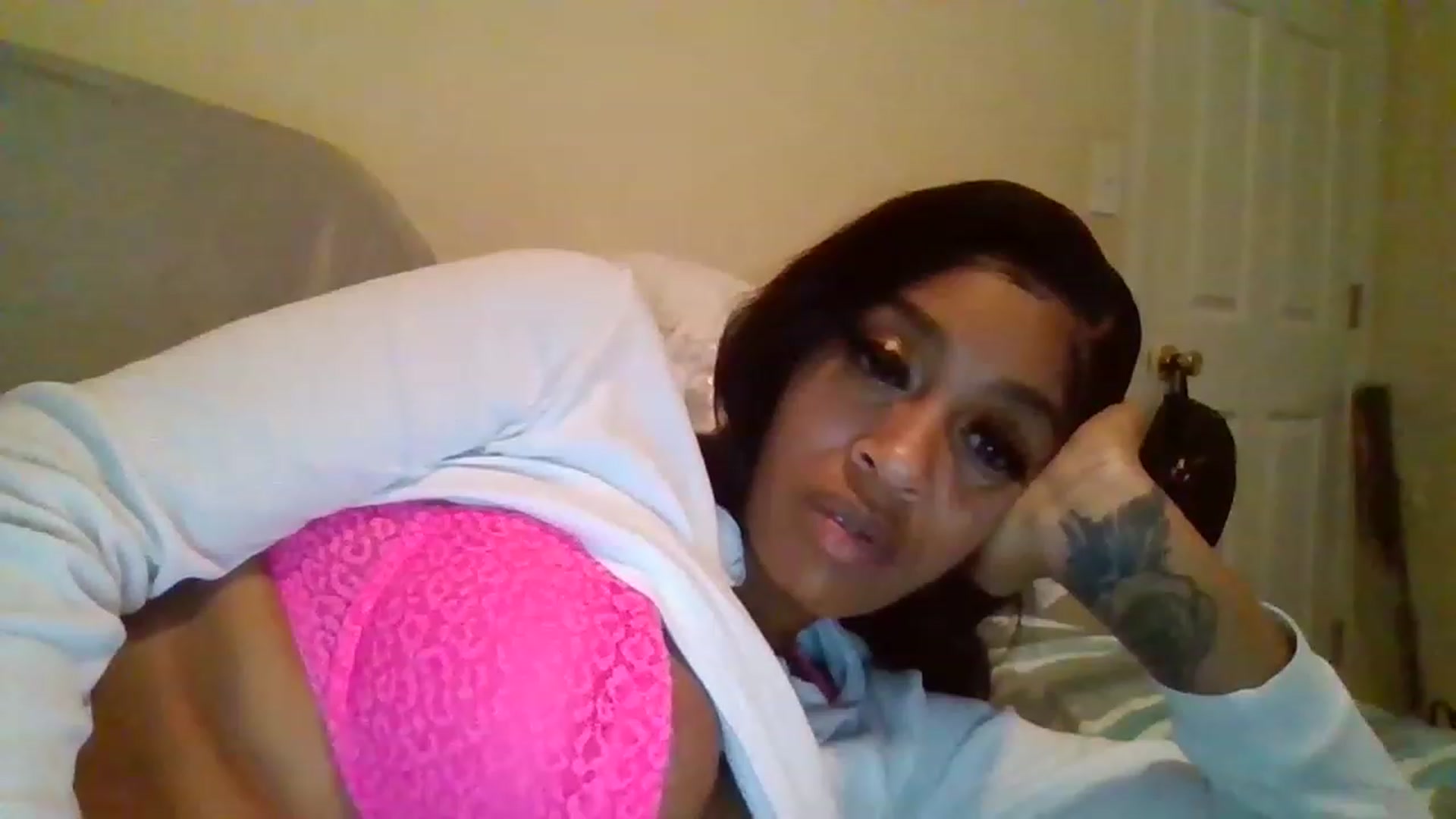 Gallery image thumbnail from XXXRedBone21x's myfreecams stream on, 12/01/2022, 24:02 image 10 of 20