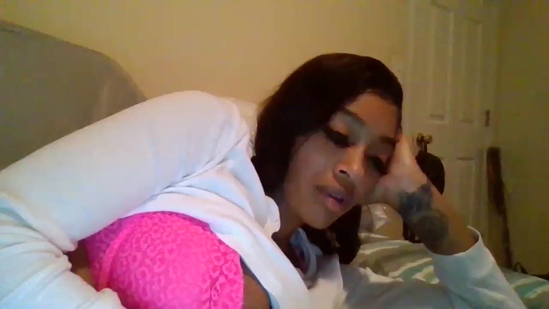Gallery image thumbnail from XXXRedBone21x's myfreecams stream on, 12/01/2022, 24:02 image 11 of 20