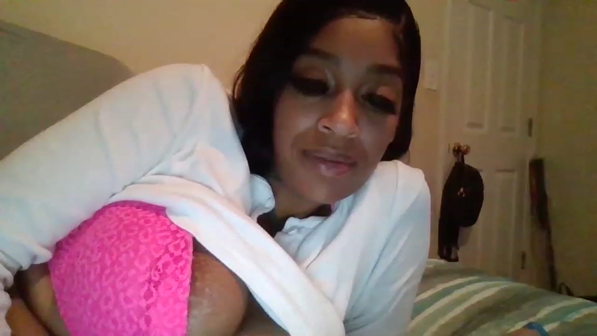 Gallery image thumbnail from XXXRedBone21x's myfreecams stream on, 12/01/2022, 24:02 image 13 of 20