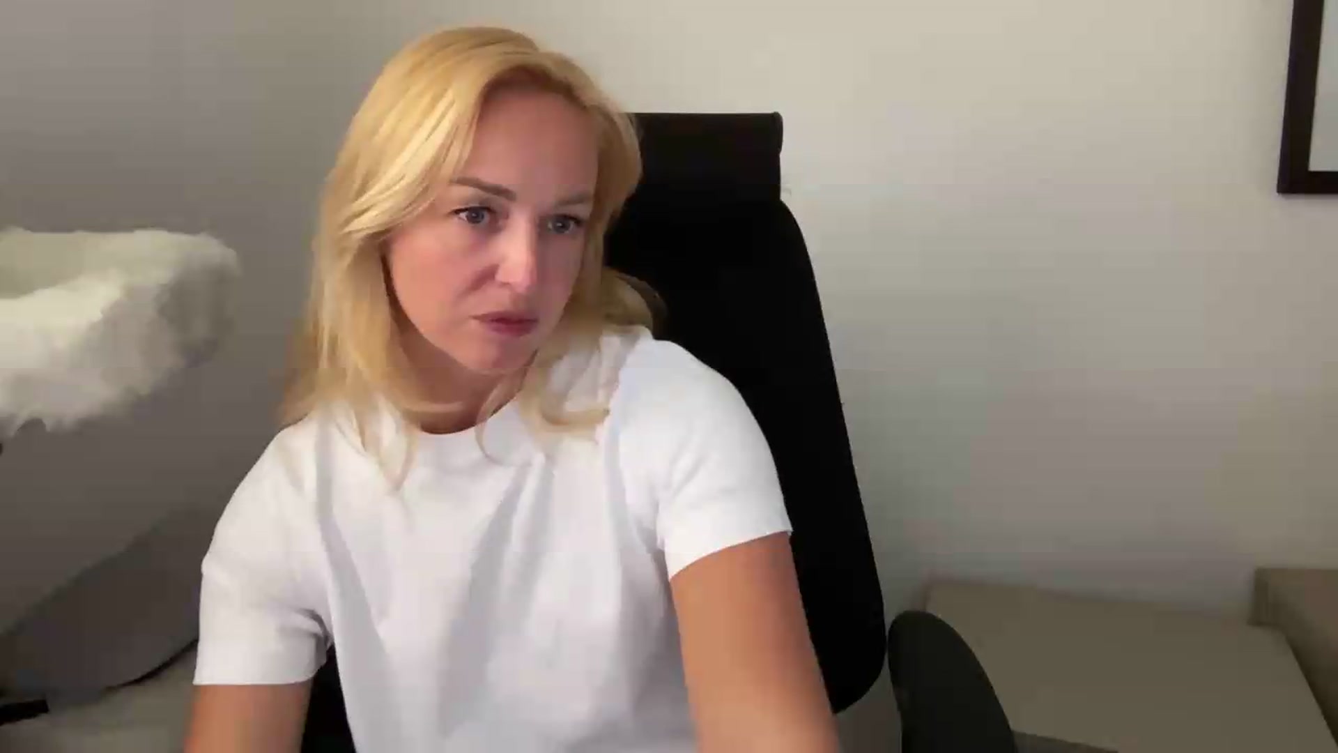 Gallery image thumbnail from XXsweetgirlXX's myfreecams stream on, 08/09/2026, 15:43 image 14 of 20