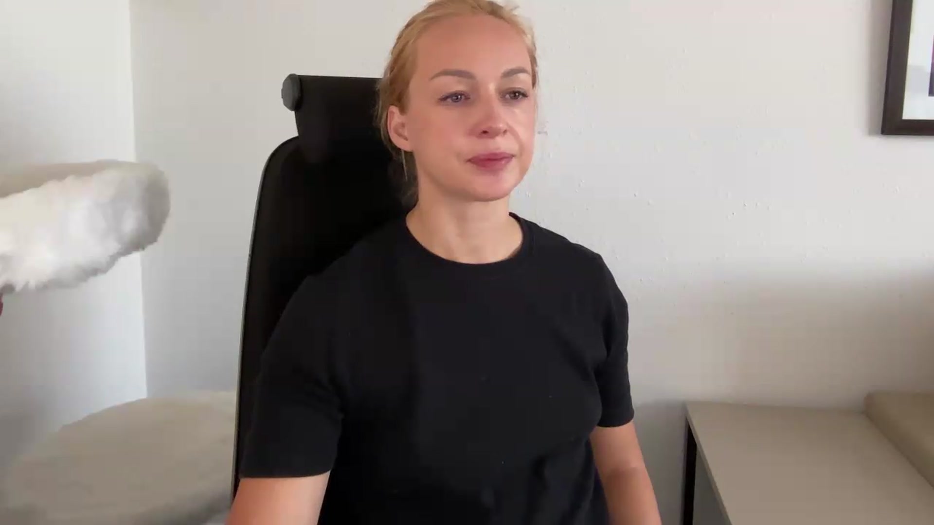 Gallery image thumbnail from XXsweetgirlXX's myfreecams stream on, 08/10/2026, 08:19 image 11 of 20